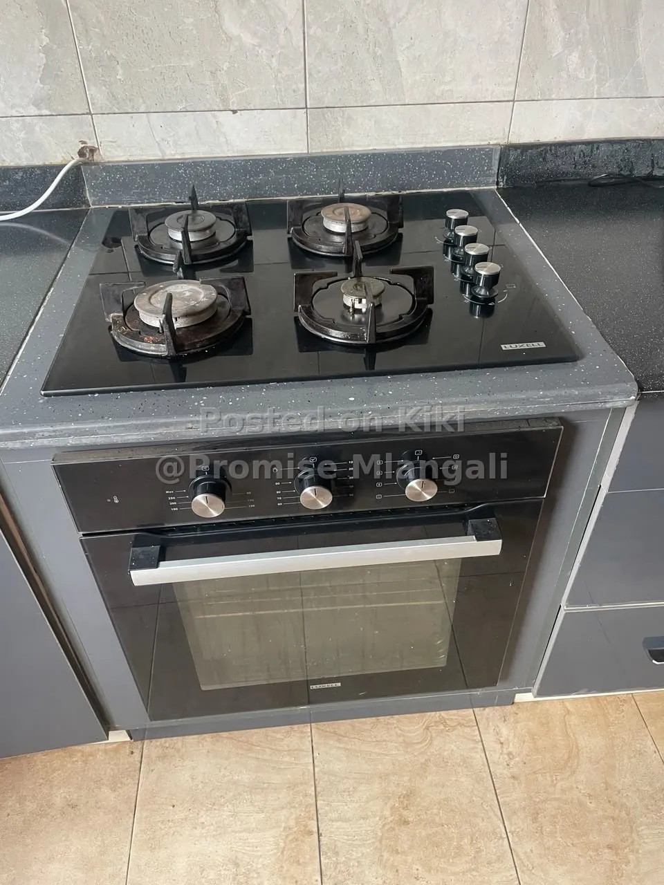 Oven, cooker and extractor